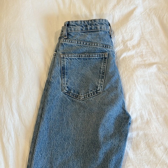 Beautiful flared Zara jean with knee rips - Picture 2 of 5